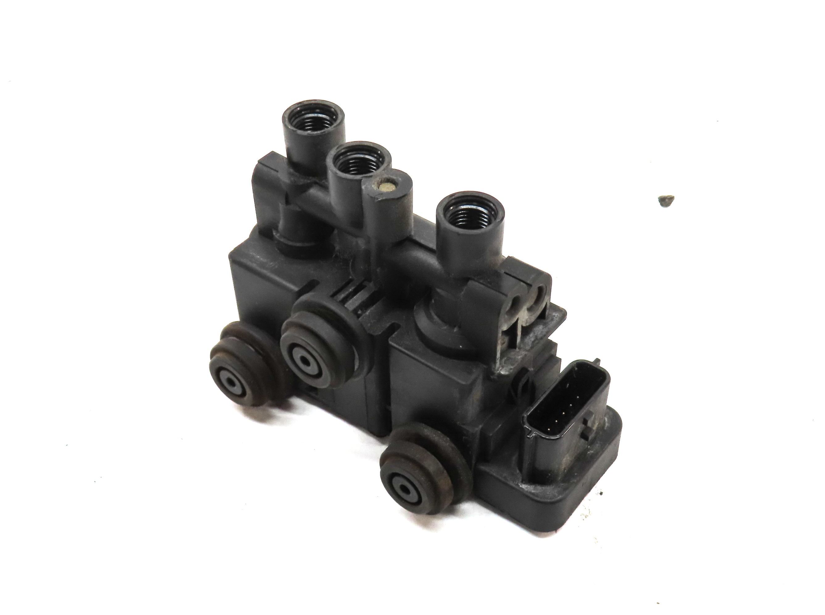 2015 LAND RANGE ROVER SPORT (L494) FRONT AIR SUSPENSION VALVE BLOCK — exact item pictured